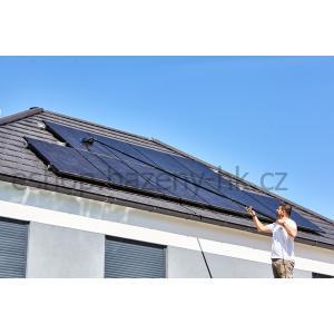 Teleskopický čisticí kartáč na solární panely s přípojkou vody Heissner, délka 460 cm